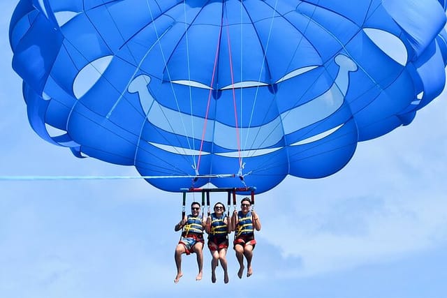 Parasailing in Waikiki Hawaii  - Photo 1 of 11